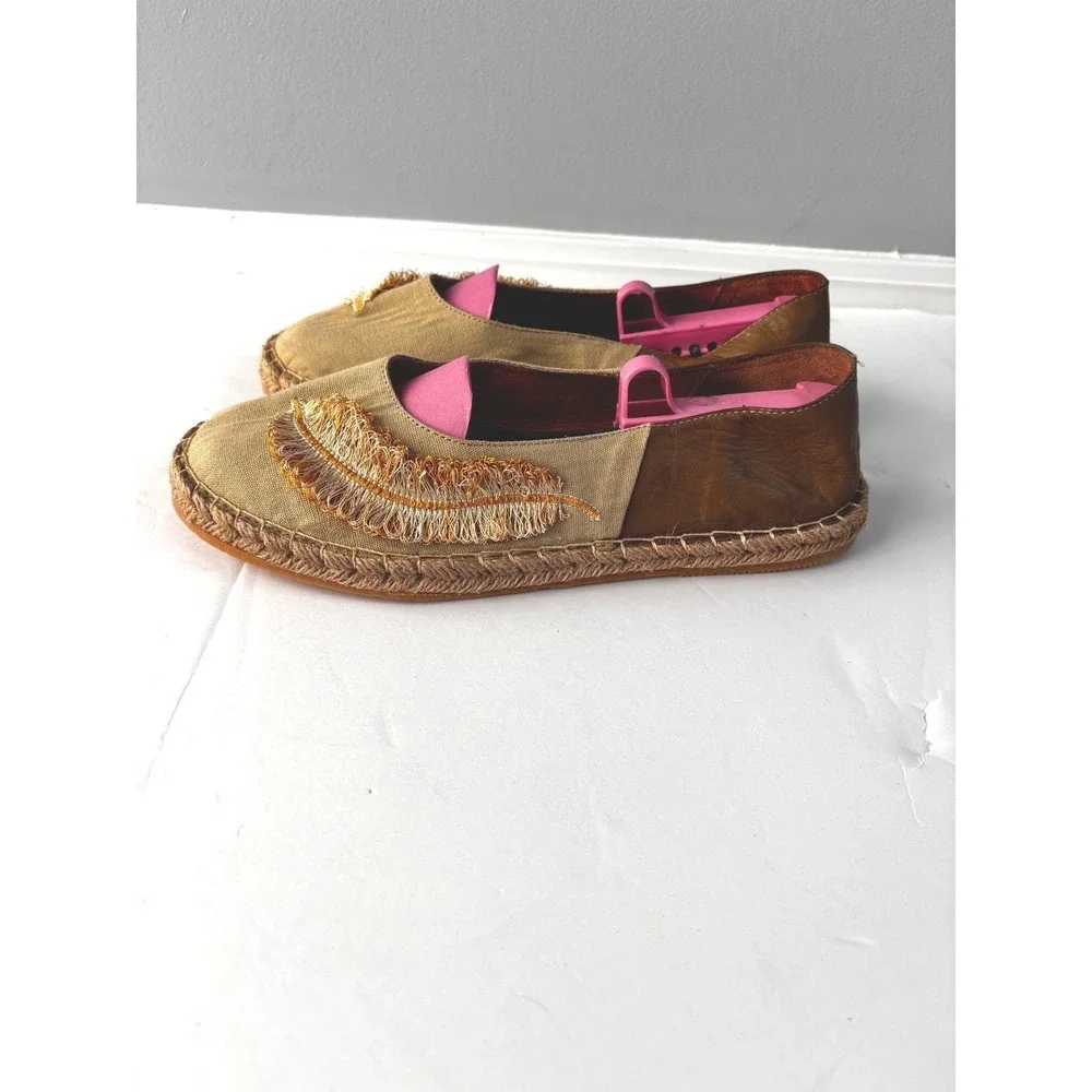 Silvia Cobos Espadrille Flats Women's Size 7 Beige‎ Leather Trimmed Feather